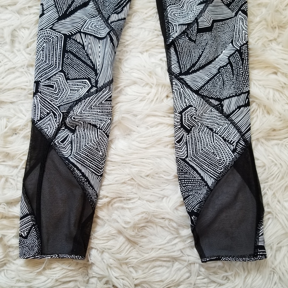 Lululemon Goal Crusher Capri Tight Black White Mesh Trim Workout Athleisure Sz 4 - Picture 5 of 8